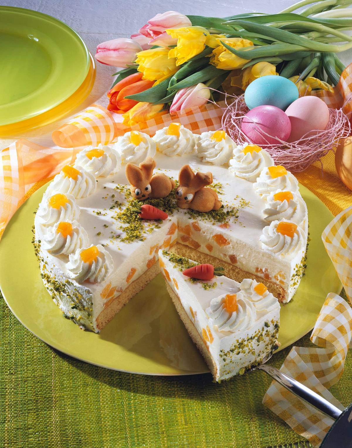 Feine Ostertorte mit Aprikosen und Joghurtcreme Rezept