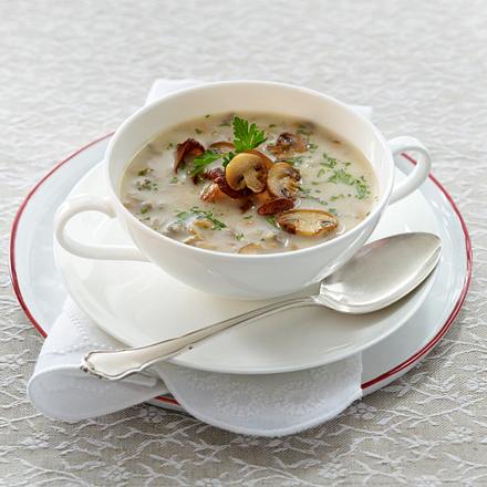 Feine Pilzsuppe mit Pfifferlingen und Champignons Rezept Feine Pilzsuppe mit Pfifferlingen und Champignons Rezept
