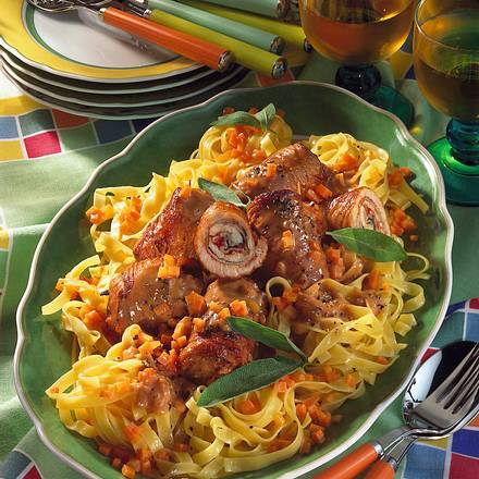 Feine Putenröllchen auf Bandnudeln Rezept