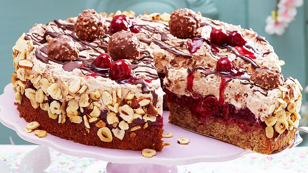 Feine Rocher-Torte mit Kirschdeko Rezept - Foto: LECKER @ Bauer Media Group Feine Rocher-Torte mit Kirschdeko Rezept - Foto: LECKER @ Bauer Media Group