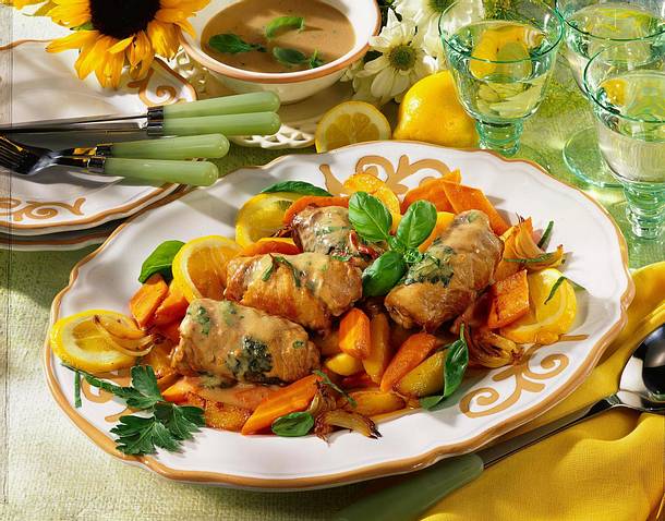 Feine Schnitzelröllchen auf Möhrengemüse Rezept