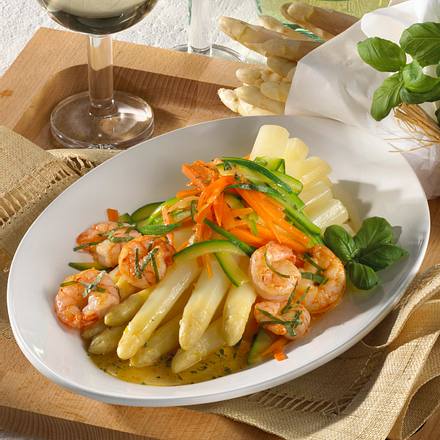 Feine Spargelplatte mit Basilikum-Garnelen, Möhren und Zucchinistreifen Rezept