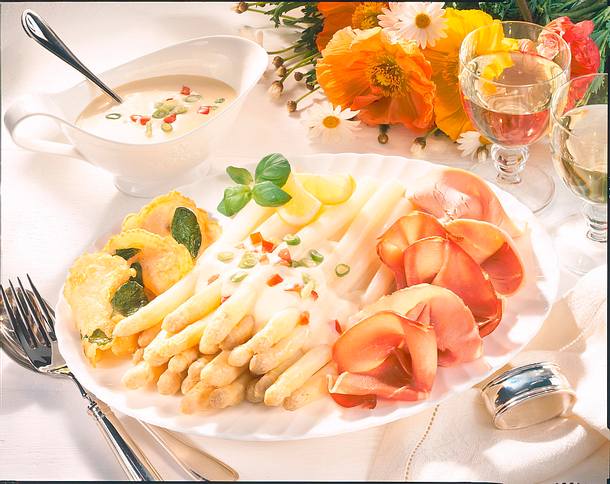 Feine Spargelplatte mit Basilikumcrêpes und dreierlei Schinken Rezept Feine Spargelplatte mit Basilikumcrêpes und dreierlei Schinken Rezept