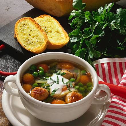 Feine Steinpilzsuppe mit Erbsen und Möhren Rezept Feine Steinpilzsuppe mit Erbsen und Möhren Rezept