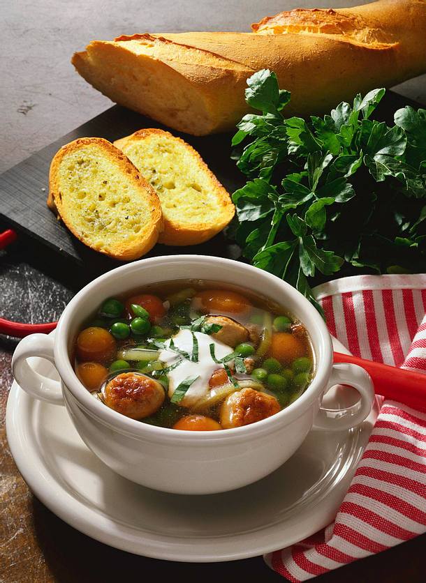 Feine Steinpilzsuppe mit Erbsen und Möhren Rezept LECKER