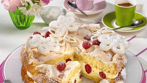 Feine Vanillemousse-Torte mit Himbeeren Rezept - Foto: House of Food / Bauer Food Experts KG