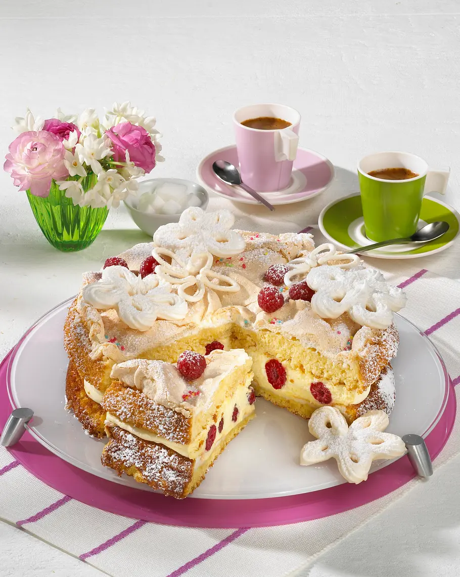 Feine Vanillemousse-Torte mit Himbeeren Rezept Feine Vanillemousse-Torte mit Himbeeren Rezept