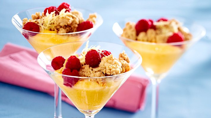 Feine Zitronencreme  unter Mandelknusper Rezept - Foto: House of Food / Bauer Food Experts KG