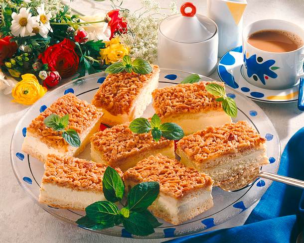 Feiner Bienenstich mit Haferflocken-Mandelguss Rezept Feiner Bienenstich mit Haferflocken-Mandelguss Rezept