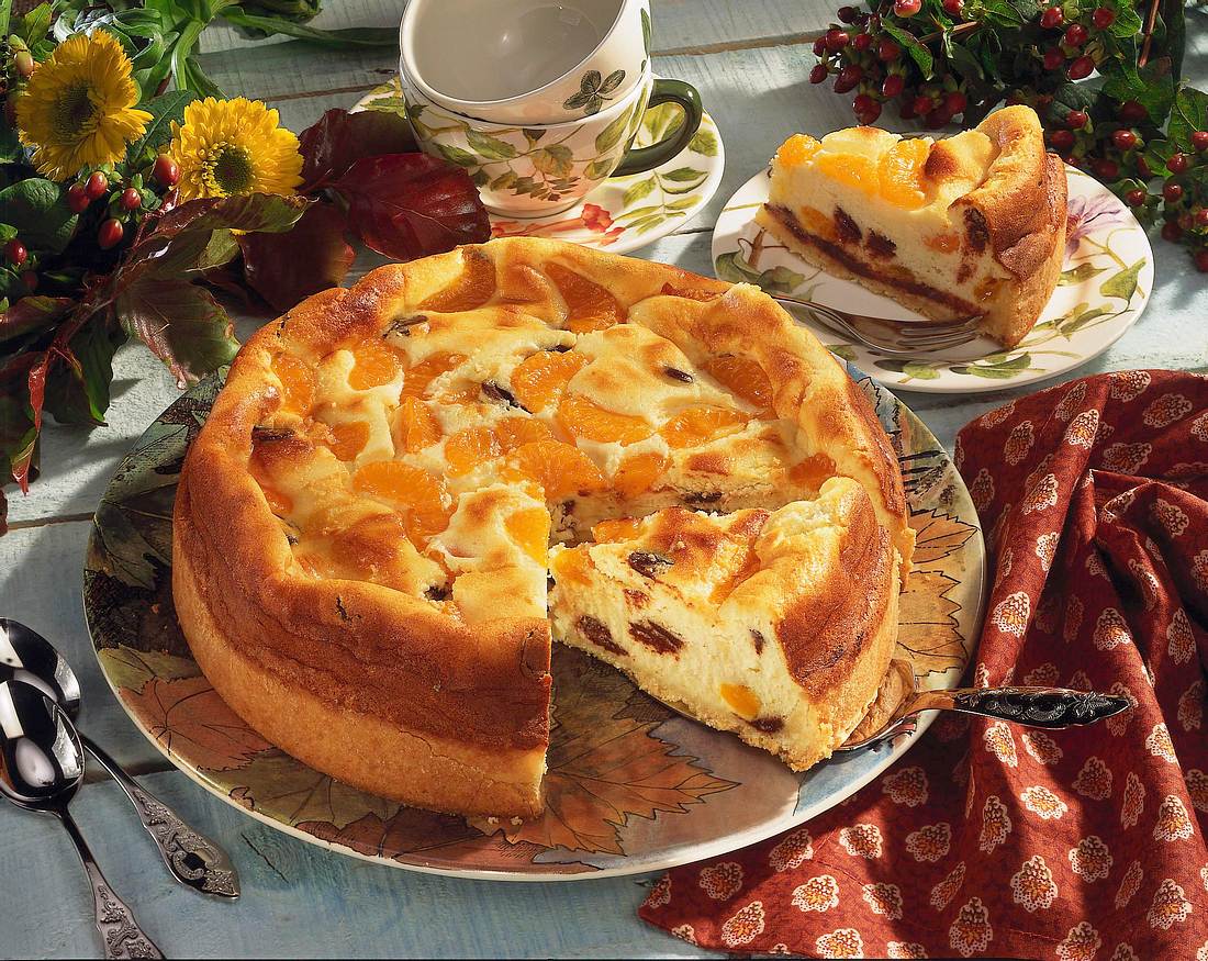 Feiner Käsekuchen mit Mandarinen und Schoko-Plättchen Rezept | LECKER