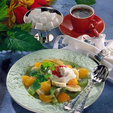 Feiner Obstsalat mit Erdbeerschmand Rezept Feiner Obstsalat mit Erdbeerschmand Rezept