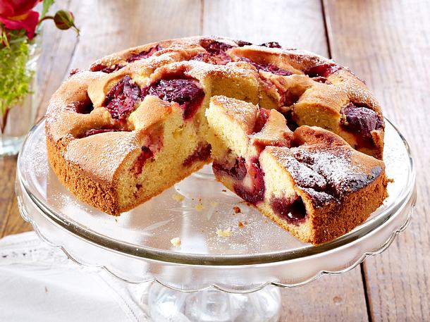 Feiner Pflaumenkuchen mit Eierlikörsahne Rezept Feiner Pflaumenkuchen mit Eierlikörsahne Rezept