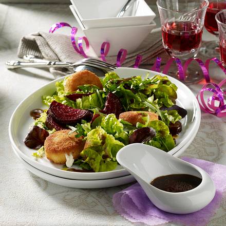 Feiner Salat mit gerösteten Rote Bete, Rauke und panierten Ziegenkäsetalern mit Balsamico-Dressing Rezept Feiner Salat mit gerösteten Rote Bete, Rauke und panierten Ziegenkäsetalern mit Balsamico-Dressing Rezept