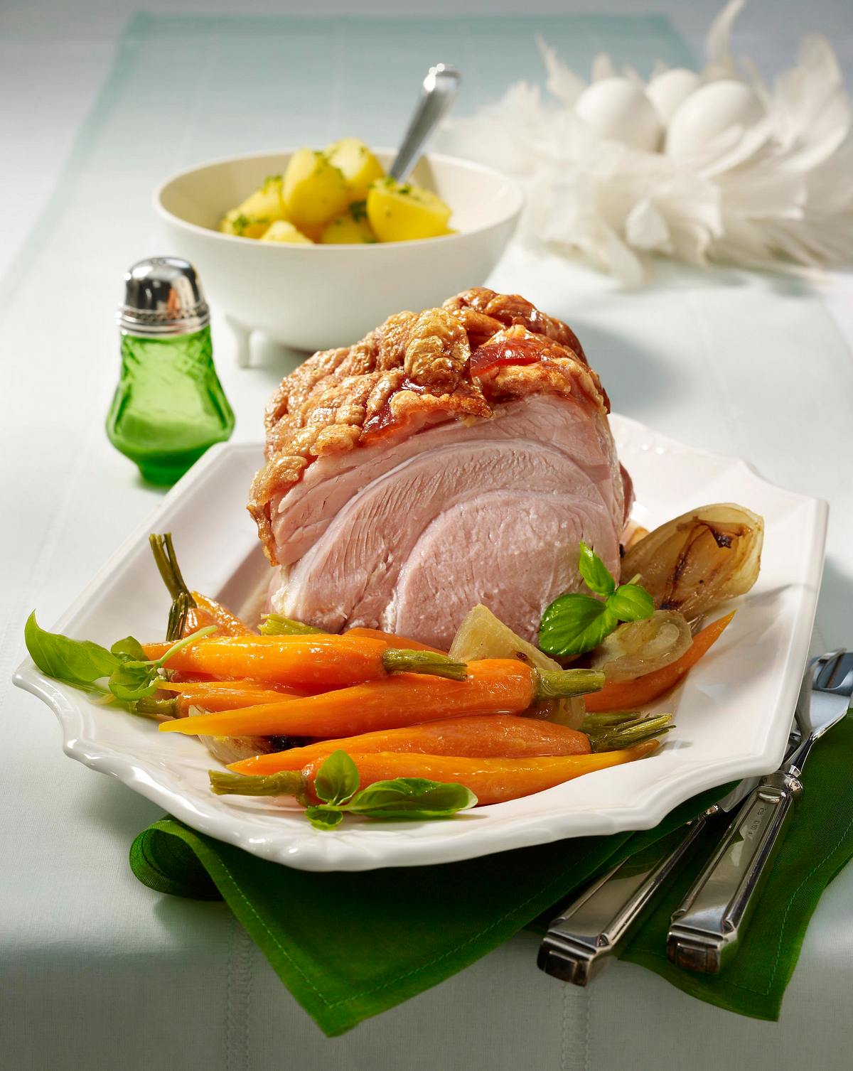 Feiner Schinkenkrustenbraten mit Basilikum-Möhren Rezept