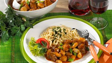 Feines Gulasch mit Spätzle Rezept - Foto: LECKER @ Bauer Media Group