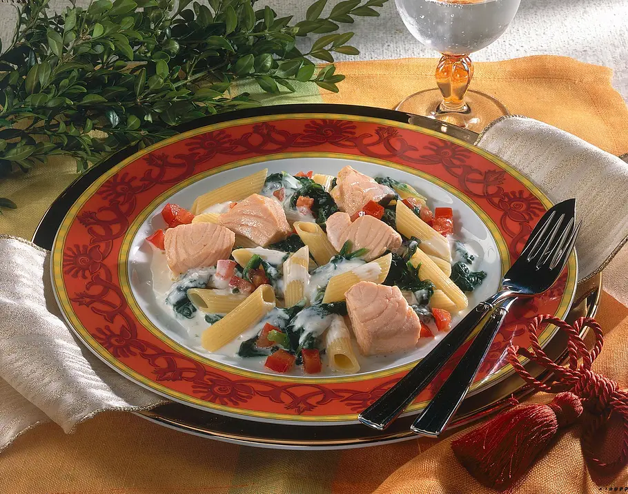 Feines Lachsfilet auf Spinat und Nudeln Rezept Feines Lachsfilet auf Spinat und Nudeln Rezept