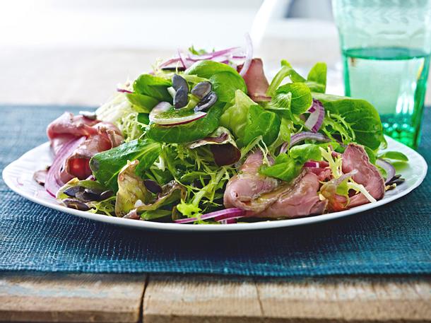 Leichter Wintersalat mit Roastbeef-Aufschnitt Rezept Leichter Wintersalat mit Roastbeef-Aufschnitt Rezept