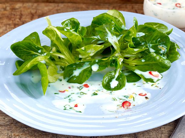 Feldsalat vier mal anders: mit Buttermilchdressing Rezept Feldsalat vier mal anders: mit Buttermilchdressing Rezept