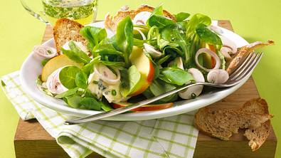 Feldsalat mit Champignons und Gorgonzola (Diät) Rezept - Foto: LECKER @ Bauer Media Group