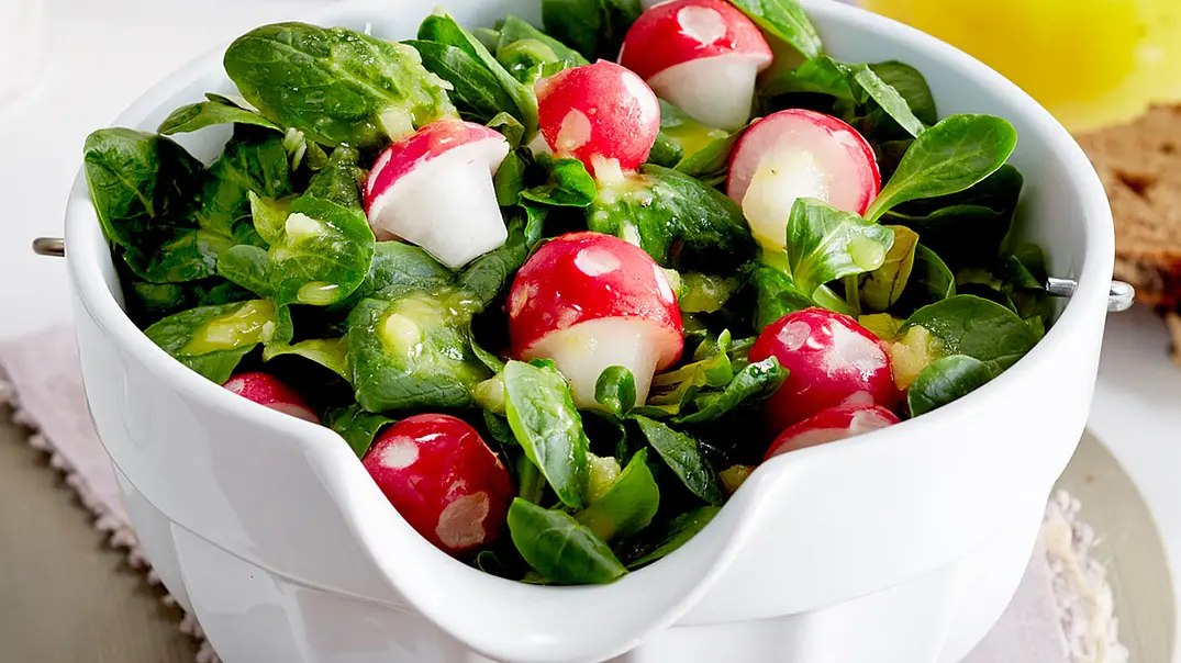 Feldsalat mit Kartoffeldressing und Radieschen-Fliegenpilzen Rezept - Foto: LECKER @ Bauer Media Group Feldsalat mit Kartoffeldressing und Radieschen-Fliegenpilzen Rezept - Foto: LECKER @ Bauer Media Group