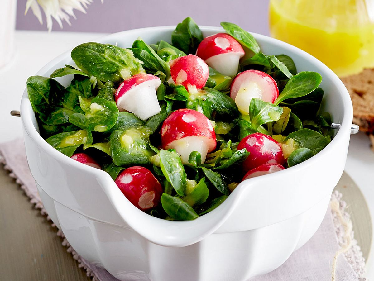 Feldsalat mit Kartoffeldressing und Radieschen-Fliegenpilzen Rezept