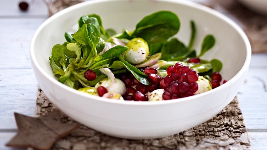 Feldsalat mit Mozzarella, Granatapfel und Basilikum-Vinaigrette Rezept - Foto: House of Food / Bauer Food Experts KG