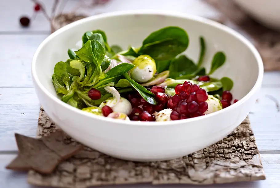 Feldsalat mit Mozzarella, Granatapfel und Basilikum-Vinaigrette Rezept