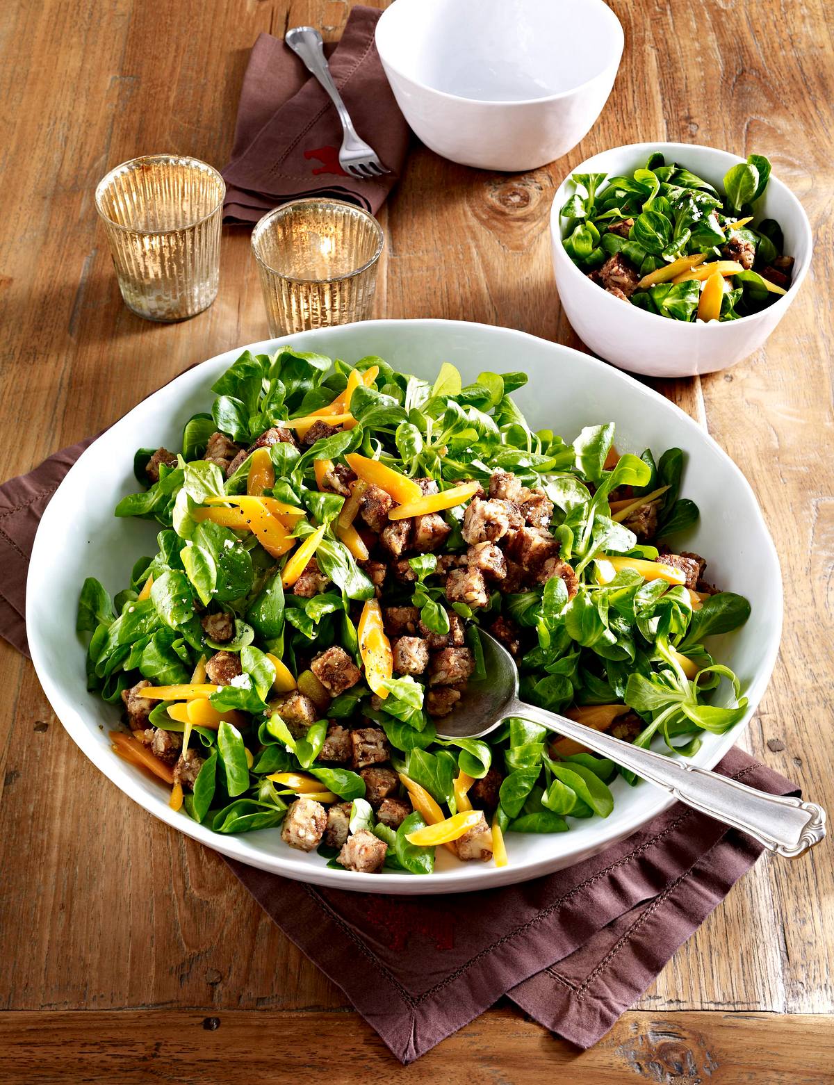 Feldsalat mit Nuss-Dressing und angebratenen Bröseln vom vegetarischen Hackbraten Rezept