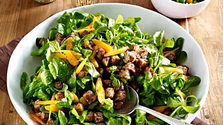 Feldsalat mit Nuss-Dressing und angebratenen Bröseln vom vegetarischen Hackbraten Rezept - Foto: LECKER @ Bauer Media Group Feldsalat mit Nuss-Dressing und angebratenen Bröseln vom vegetarischen Hackbraten Rezept - Foto: LECKER @ Bauer Media Group