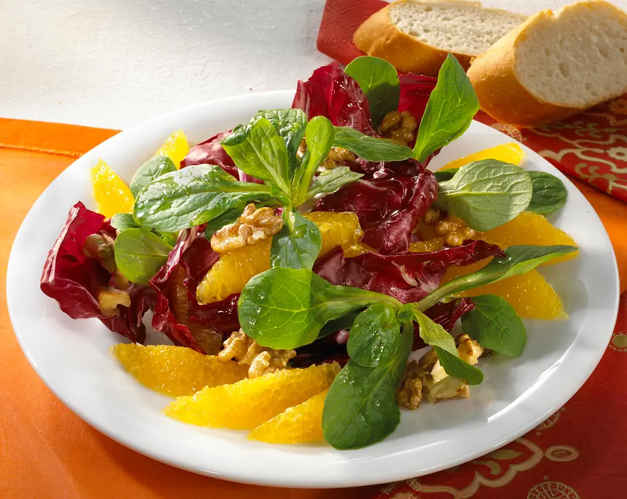 Feldsalat mit Radicchio, Orangen und Walnuss-Vinaigrette Rezept Feldsalat mit Radicchio, Orangen und Walnuss-Vinaigrette Rezept