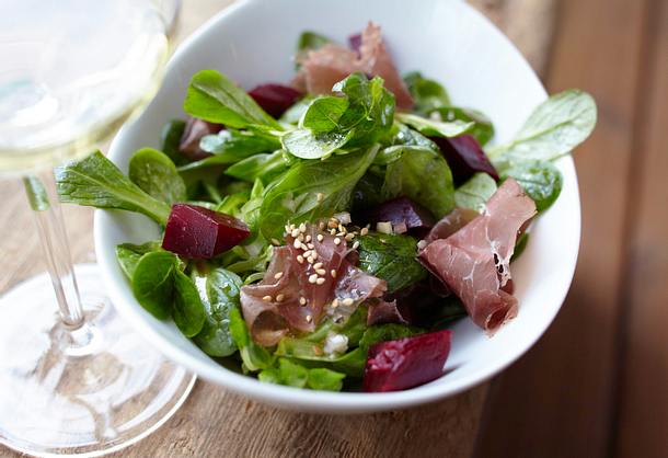 Feldsalat mit Roter Bete, Bündnerfleisch und Sesam-Teriyaki-Vinaigrette Rezept Feldsalat mit Roter Bete, Bündnerfleisch und Sesam-Teriyaki-Vinaigrette Rezept