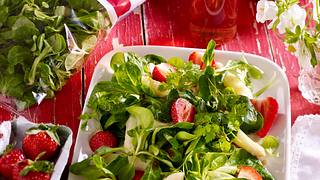 Feldsalat mit Spargel und Erdbeeren Rezept - Foto: House of Food / Bauer Food Experts KG