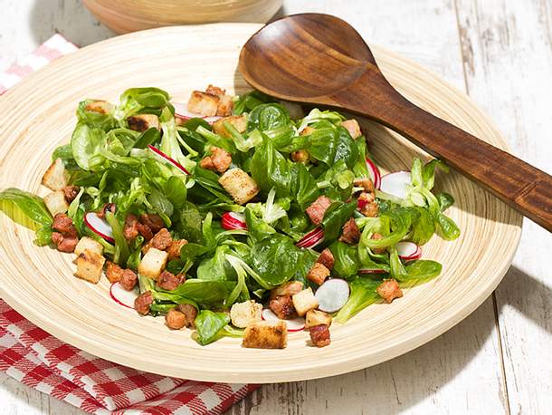 Feldsalat mit Speck-Vinaigrette Rezept | LECKER