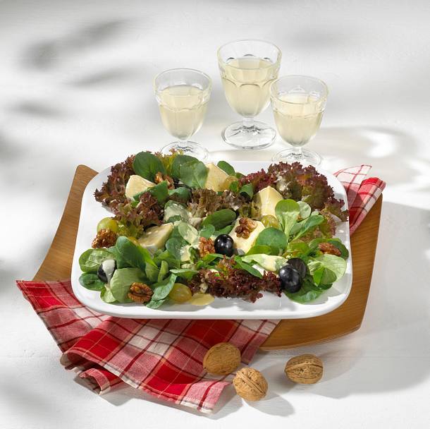 Feldsalat mit Trauben und Käse Rezept | LECKER