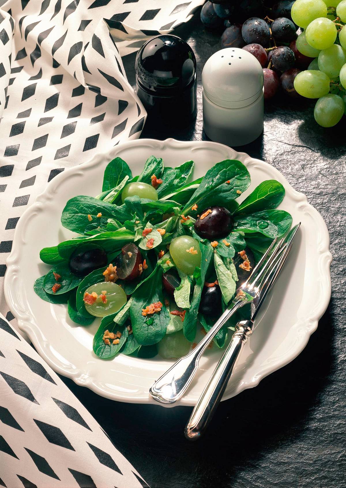 Feldsalat mit Weintrauben und Speck Rezept