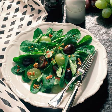 Feldsalat mit Weintrauben und Speck Rezept Feldsalat mit Weintrauben und Speck Rezept