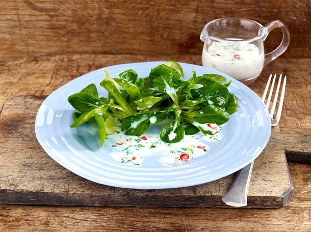 Feldsalat vier mal anders: mit Rote Bete-Sesam-Vinaigrette Rezept