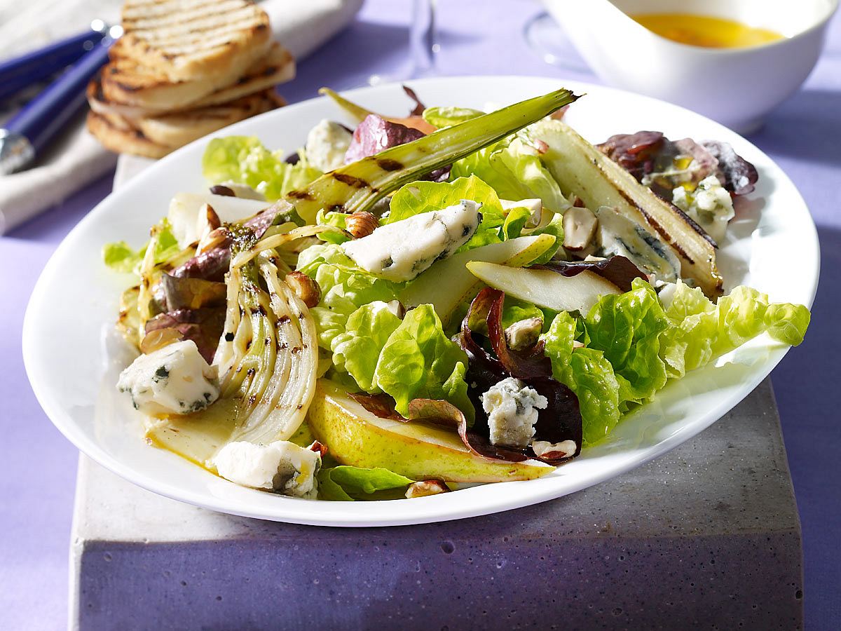 Fenchel-Birnen-Salat mit Roquefortkäse und gegrillten Brotscheiben Rezept