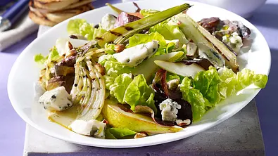 Fenchel-Birnen-Salat mit Roquefortkäse und gegrillten Brotscheiben Rezept - Foto: LECKER @ Bauer Media Group