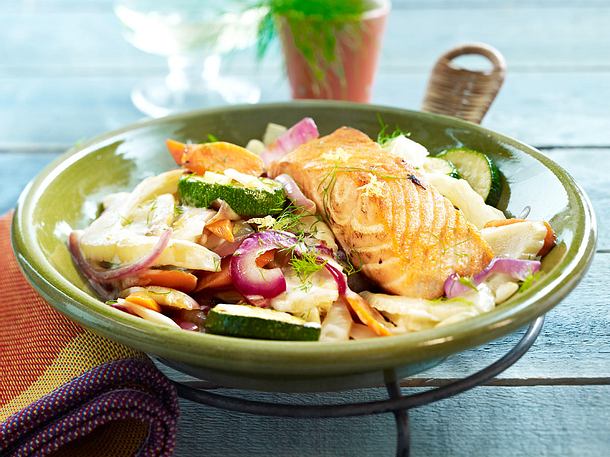 Fenchel-Gemüse-Pfanne mit Lachsfilet Rezept Fenchel-Gemüse-Pfanne mit Lachsfilet Rezept