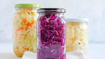 Fermentiertes Gemüse - Foto: Sergii Gnatiuk / Alamy Stock Foto Fermentiertes Gemüse - Foto: Sergii Gnatiuk / Alamy Stock Foto