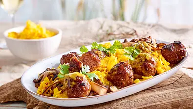Fernöstliche Hackboller mit frischer Ananas Rezept - Foto: LECKER @ Bauer Media Group