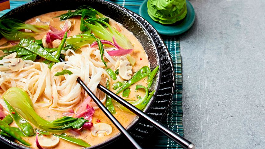 Fernweh-Kokossuppe mit Pak Choi und Reisnudeln Rezept - Foto: House of Food / Food Experts KG