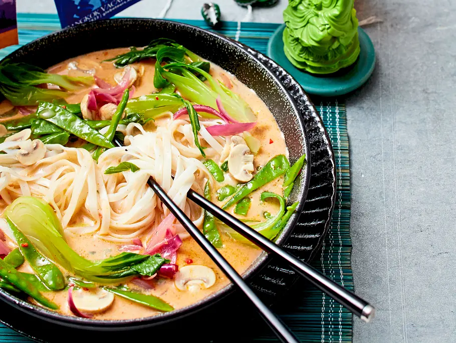 Fernweh-Kokossuppe mit Pak Choi und Reisnudeln Rezept Fernweh-Kokossuppe mit Pak Choi und Reisnudeln Rezept