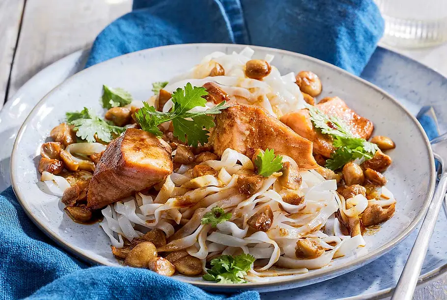 Fertig im Nullkommanix: Gewürz-Lachs auf Reisnudeln Rezept