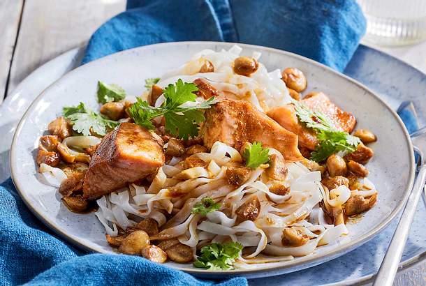 Gewürz-Lachs auf Reisnudeln Rezept | LECKER