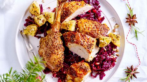 Festliche Babypute mit  Granaten-Rotkohl Rezept - Foto: House of Food / Bauer Food Experts KG
