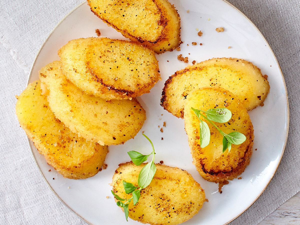 Festliche Begleiter: Knödel-Crostini mit Spekulatiusrand Rezept