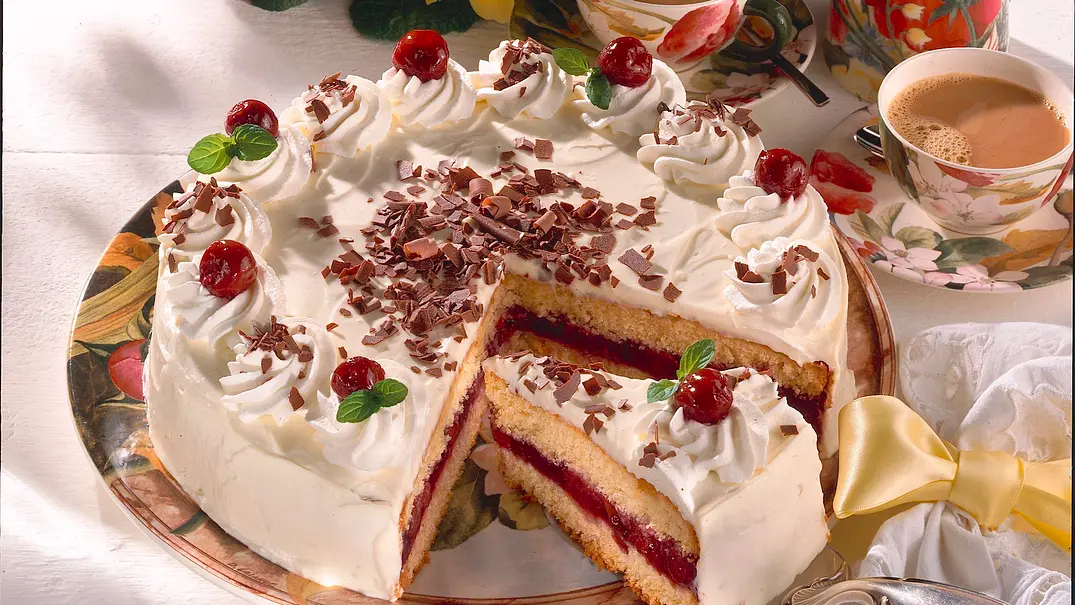 Festliche Kirsch-Mascarpone-Torte Rezept - Foto: LECKER @ Bauer Media Group Festliche Kirsch-Mascarpone-Torte Rezept - Foto: LECKER @ Bauer Media Group