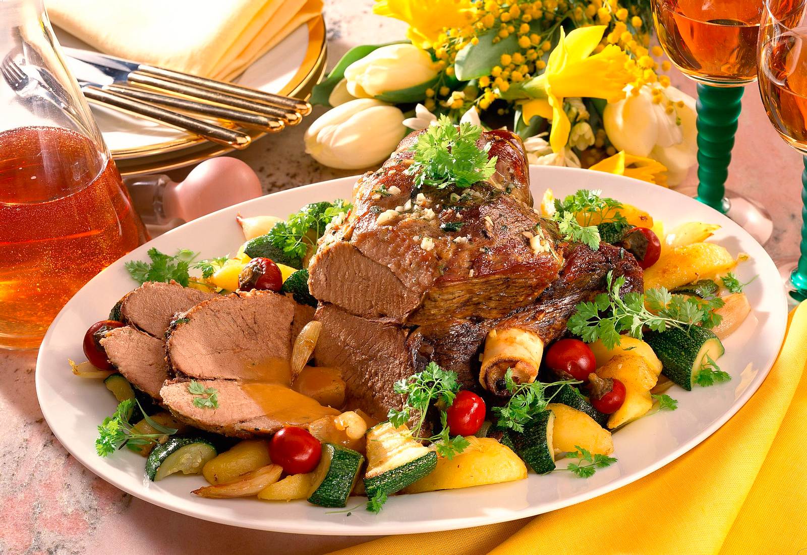 Festliche Lammkeule mit buntem Gemüse Rezept | LECKER
